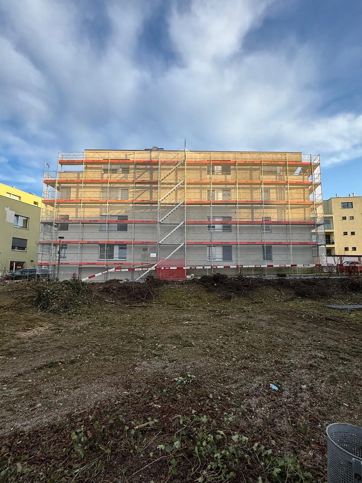 Fassadengerüst MFH Frontansicht mit Staubschutz