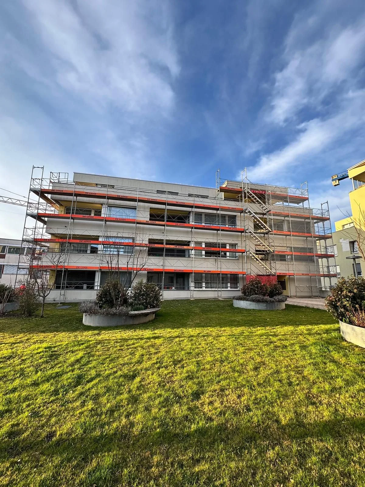 Fassadengerüst MFH Gartenseite – Sonnentag