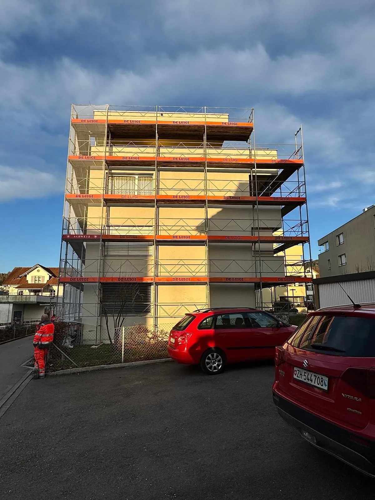 Fassadengerüst an Wohnblock – Seitenansicht