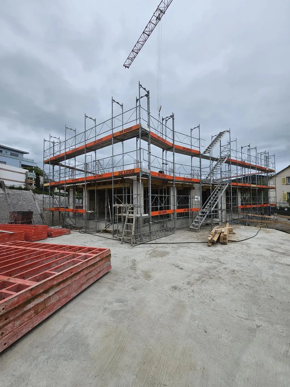 Baugerüst am Rohbau – Neubau mit Kran