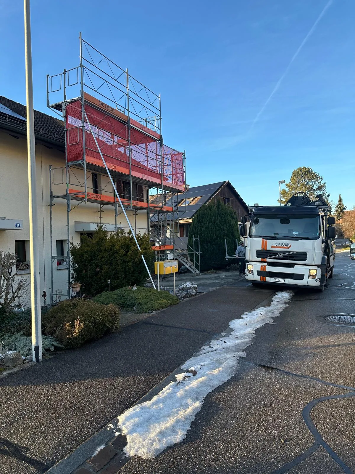 Dachgerüst an Einfamilienhaus – Winter mit De Luigi LKW