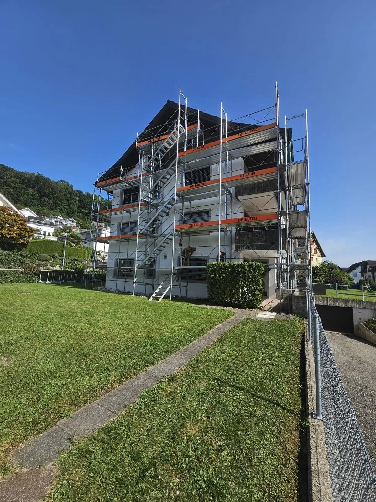 Grosses Fassadengerüst an Mehrfamilienhaus