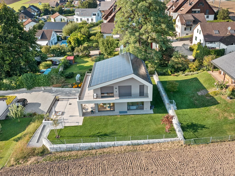 Haus Baumann – Drohnenansicht mit Photovoltaik