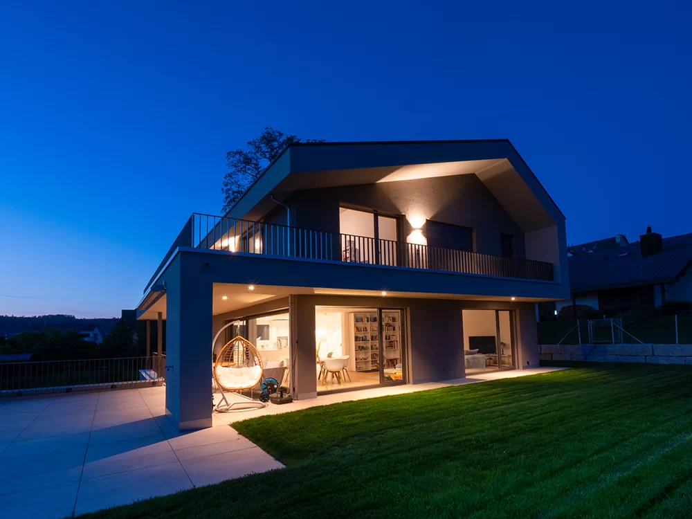 Einfamilienhaus Hedingen – Blaue Stunde Gartenseite