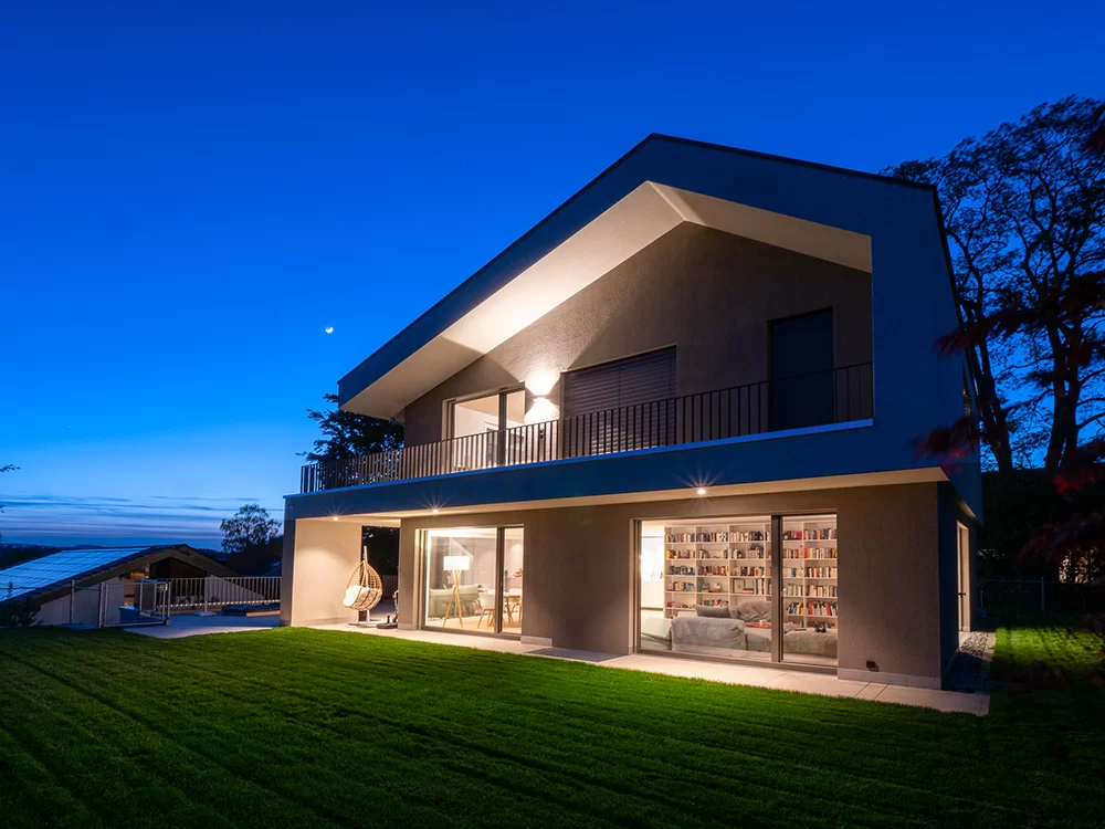 Einfamilienhaus Hedingen – Nachtansicht mit Mondsichel