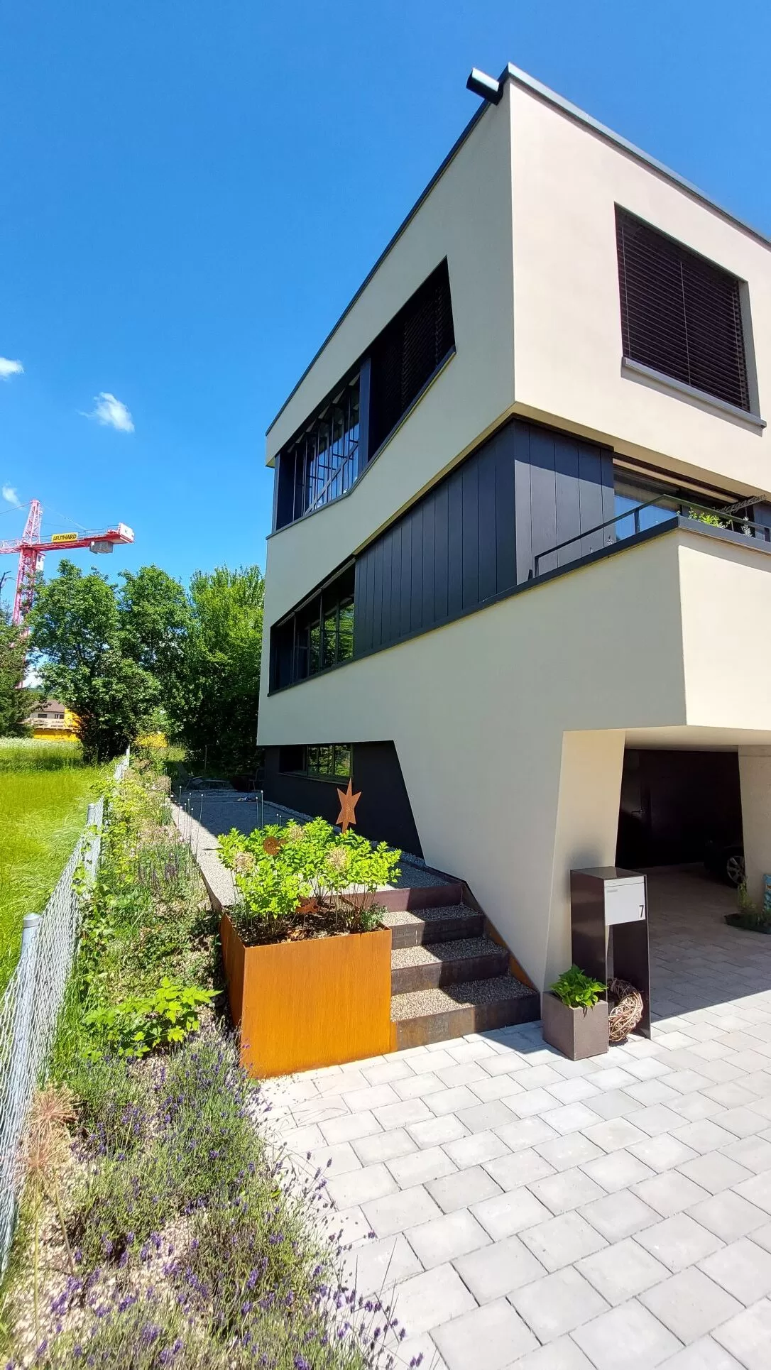 Niedrigenergiehaus Ürklisweg – Eingang und Seitenansicht