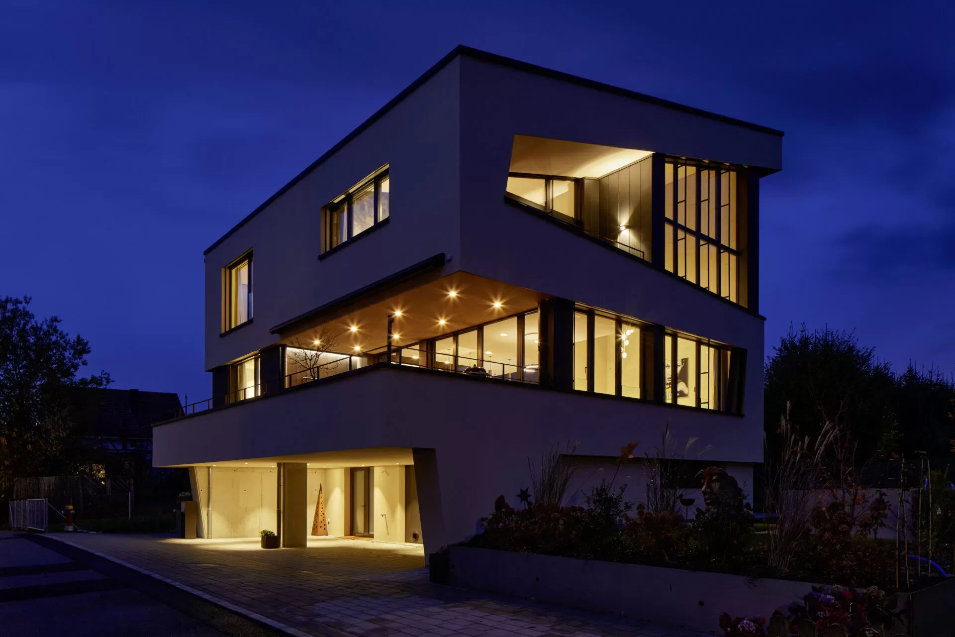 Niedrigenergiehaus Ürklisweg Affoltern – Nachtaufnahme beleuchtet