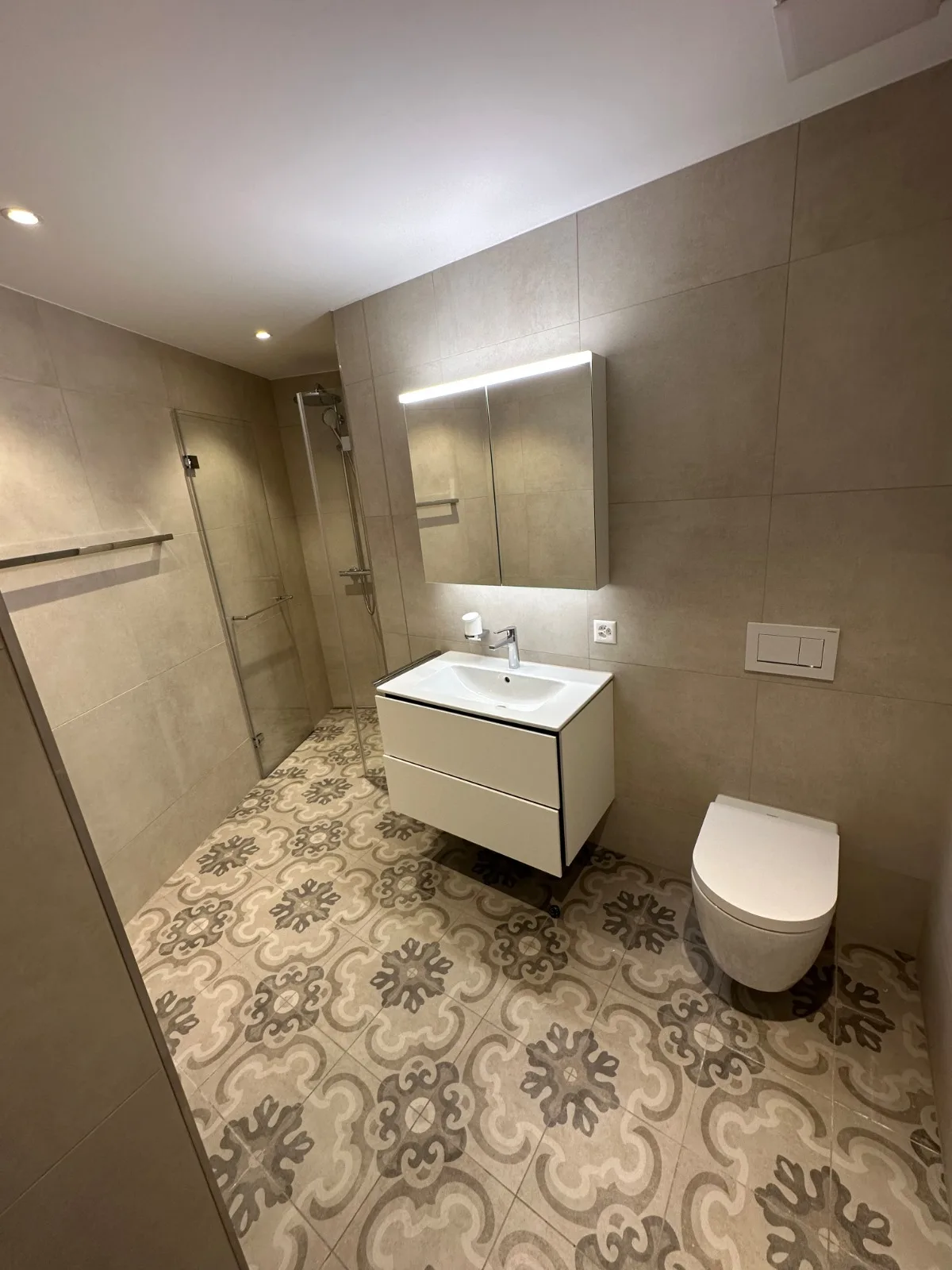 Beton-Look mit Schneeflocken-Boden