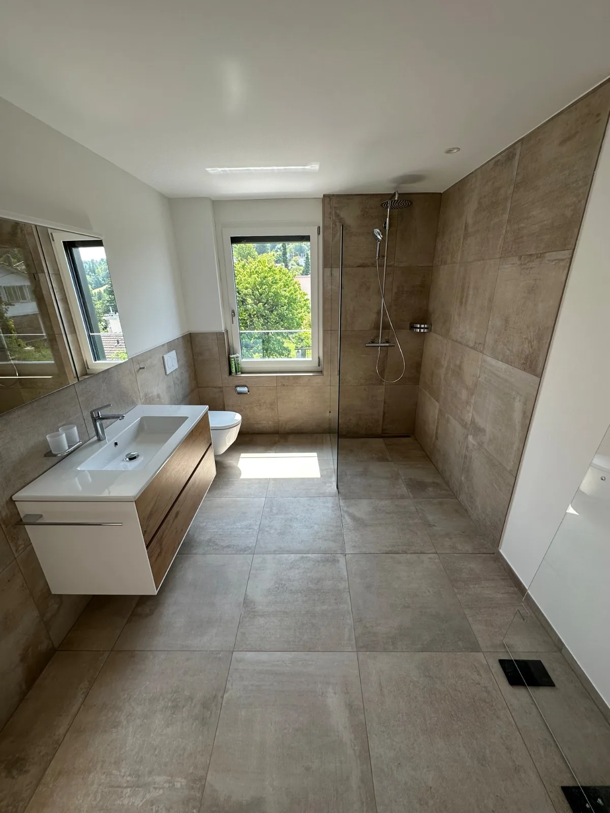 Grossformatige Brauntöne mit begehbarer Dusche