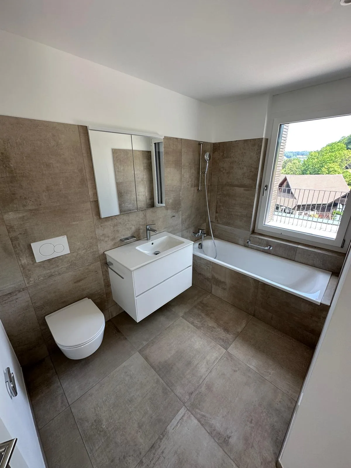 Braune Grossformat-Platten – Bad mit Wanne und Aussicht