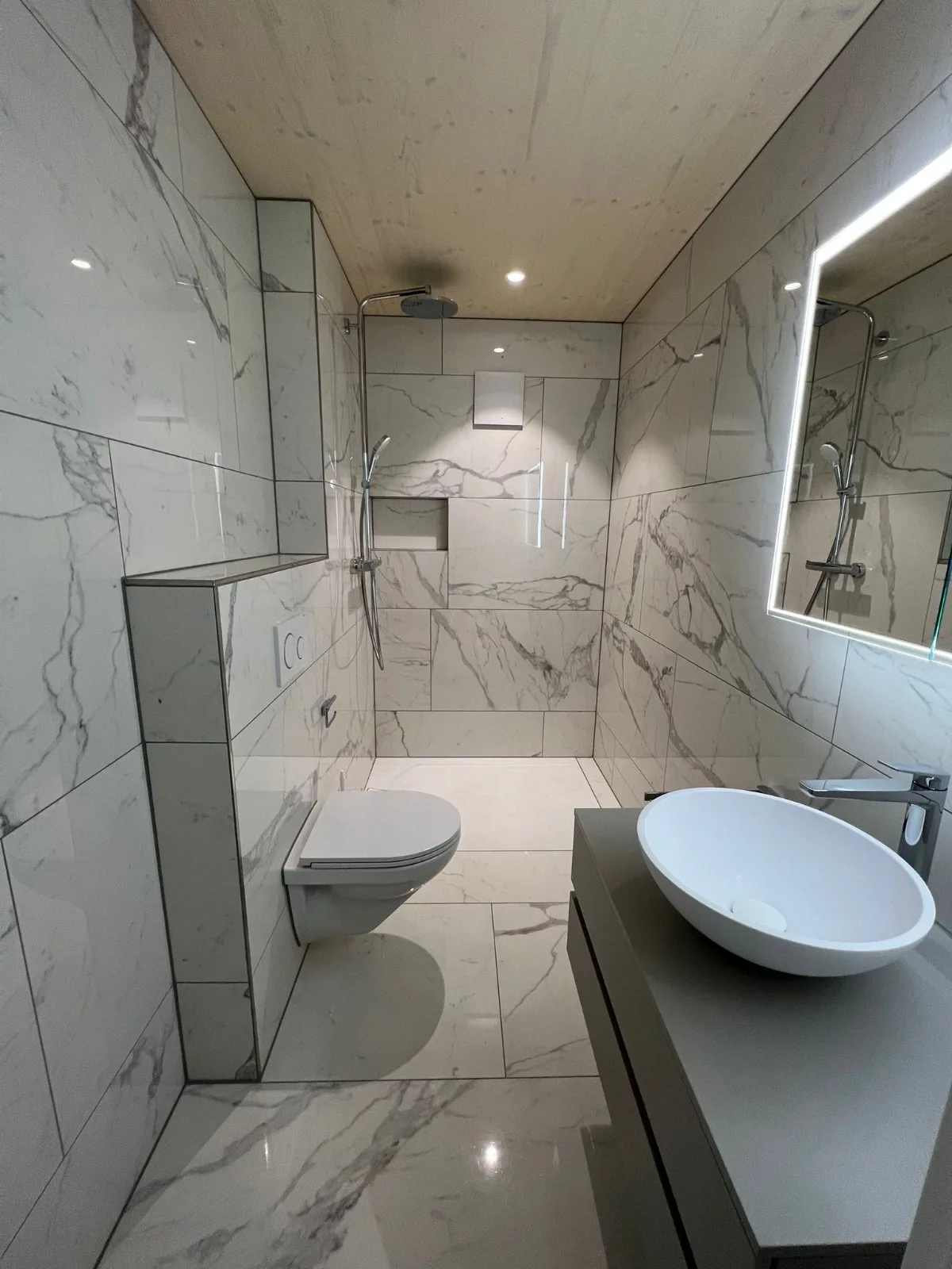 Calacatta-Marmor Badezimmer mit Aufsatzwaschbecken