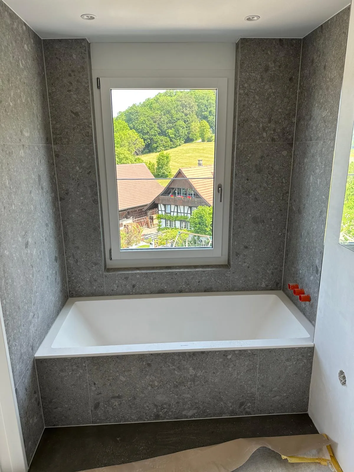 Graue Platten mit Aussicht