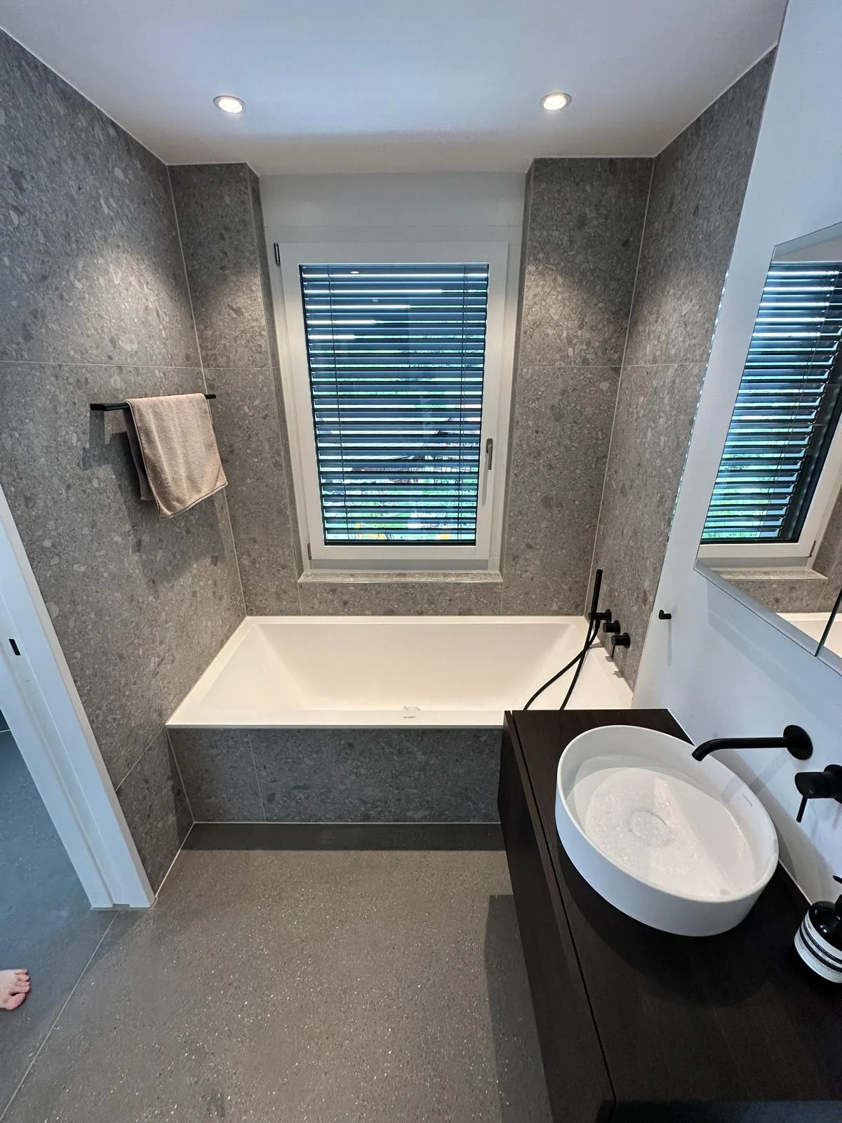 Graue Steinplatten mit Wanne