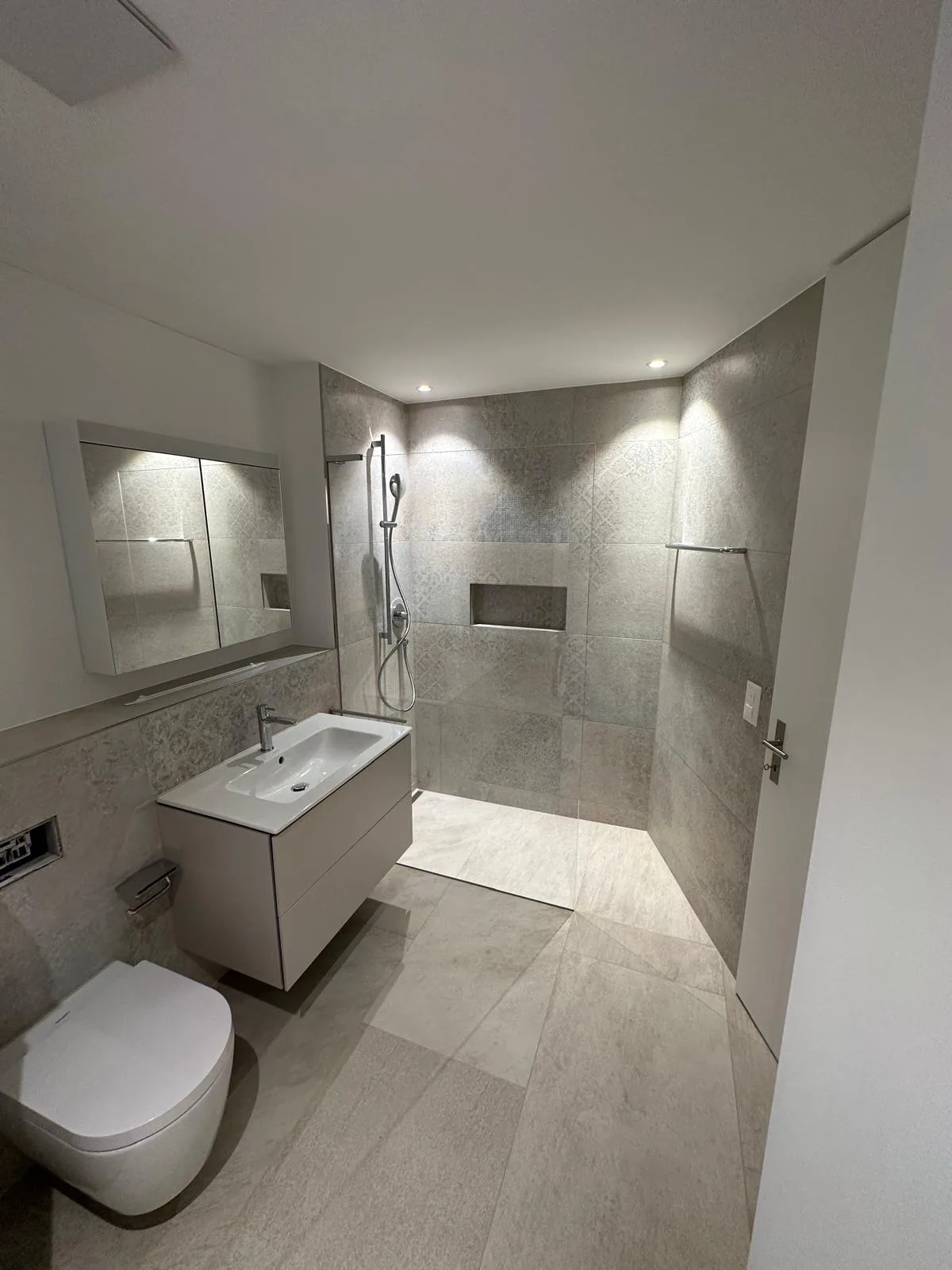 Graue Musterplatten – Bad mit Spotbeleuchtung