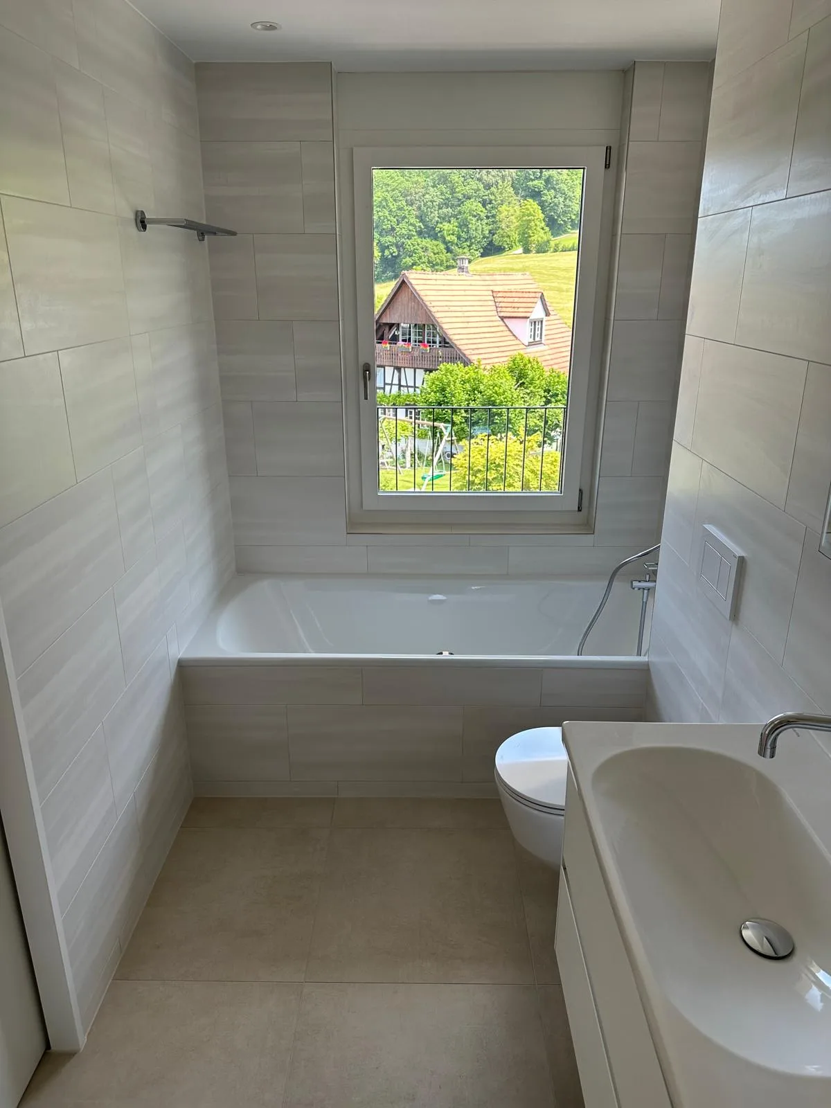 Helle Platten mit Wanne