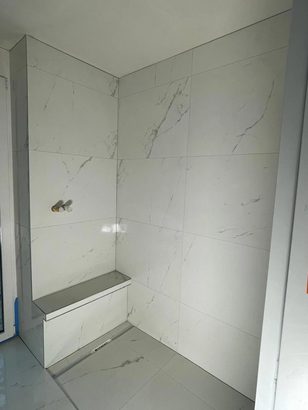 Weisser Marmor – Dusche mit Sitzbank