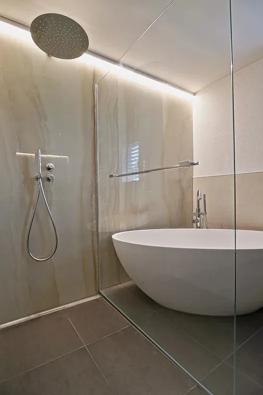 Luxusbad mit freistehender Stein-Wanne