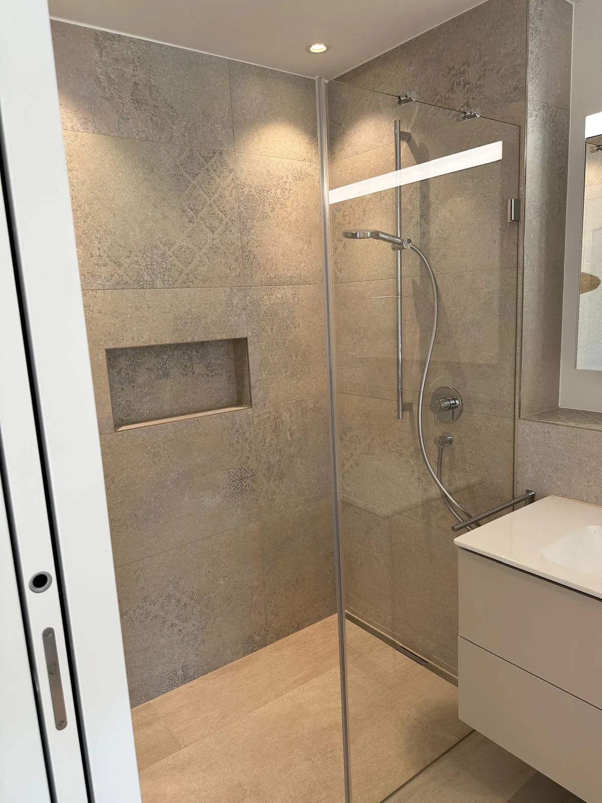 Ornament-Fliesen Dusche