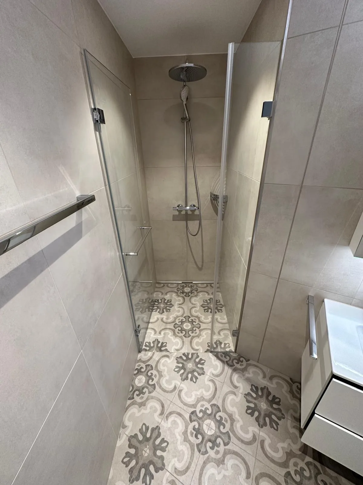 Ornament-Boden in verglaster Dusche