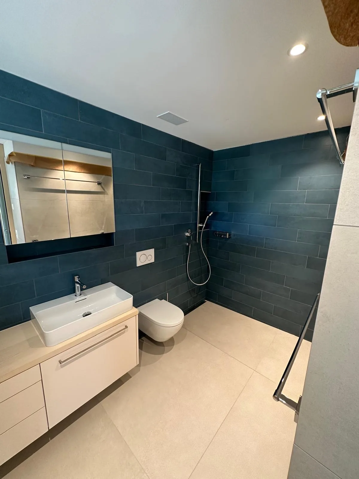 Petrolblaue Wandplatten