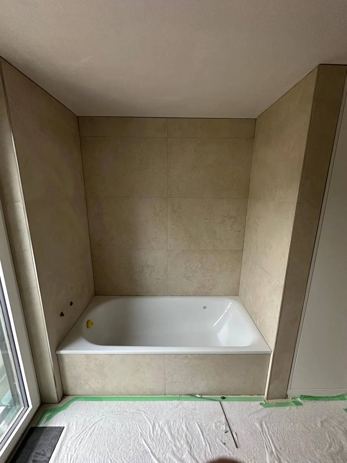 Sandstein-Optik – Wanne im Einbau