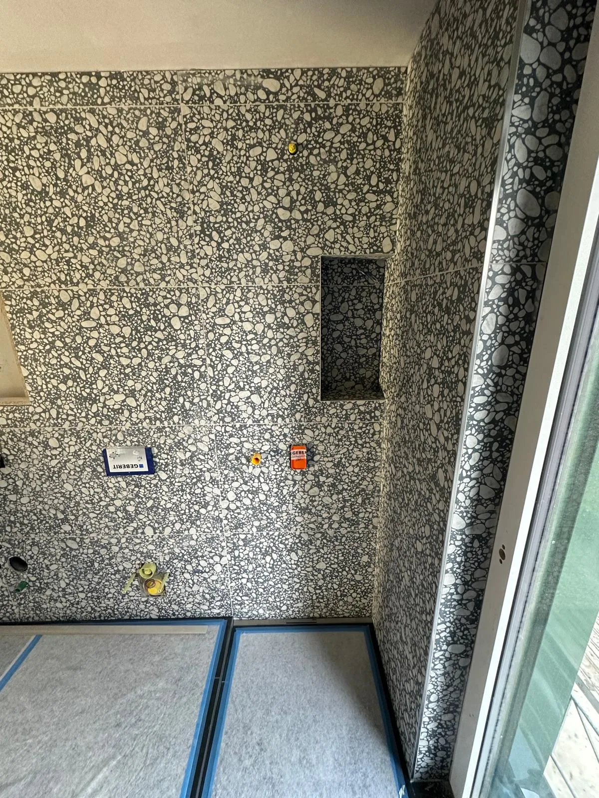 Terrazzo-Platten – Wand im Rohbau mit Nische