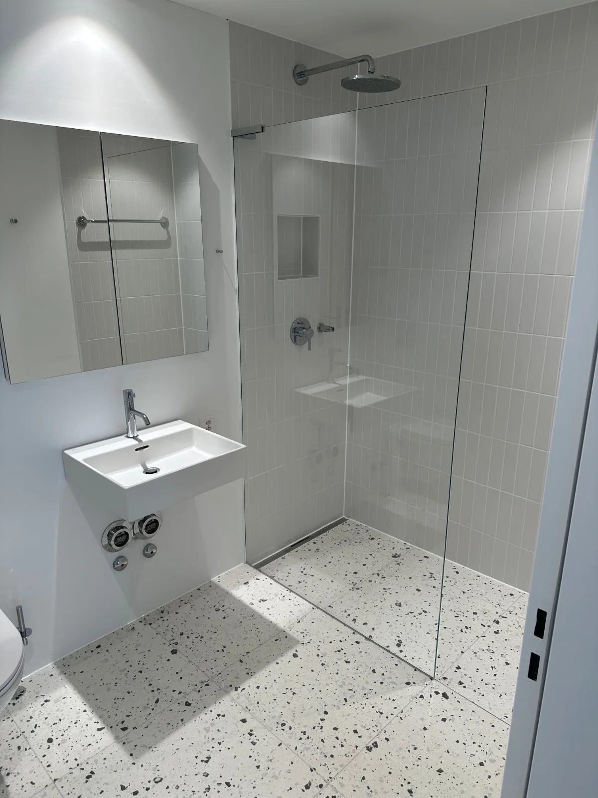 Weisse Vertikalplatten mit Terrazzo-Boden