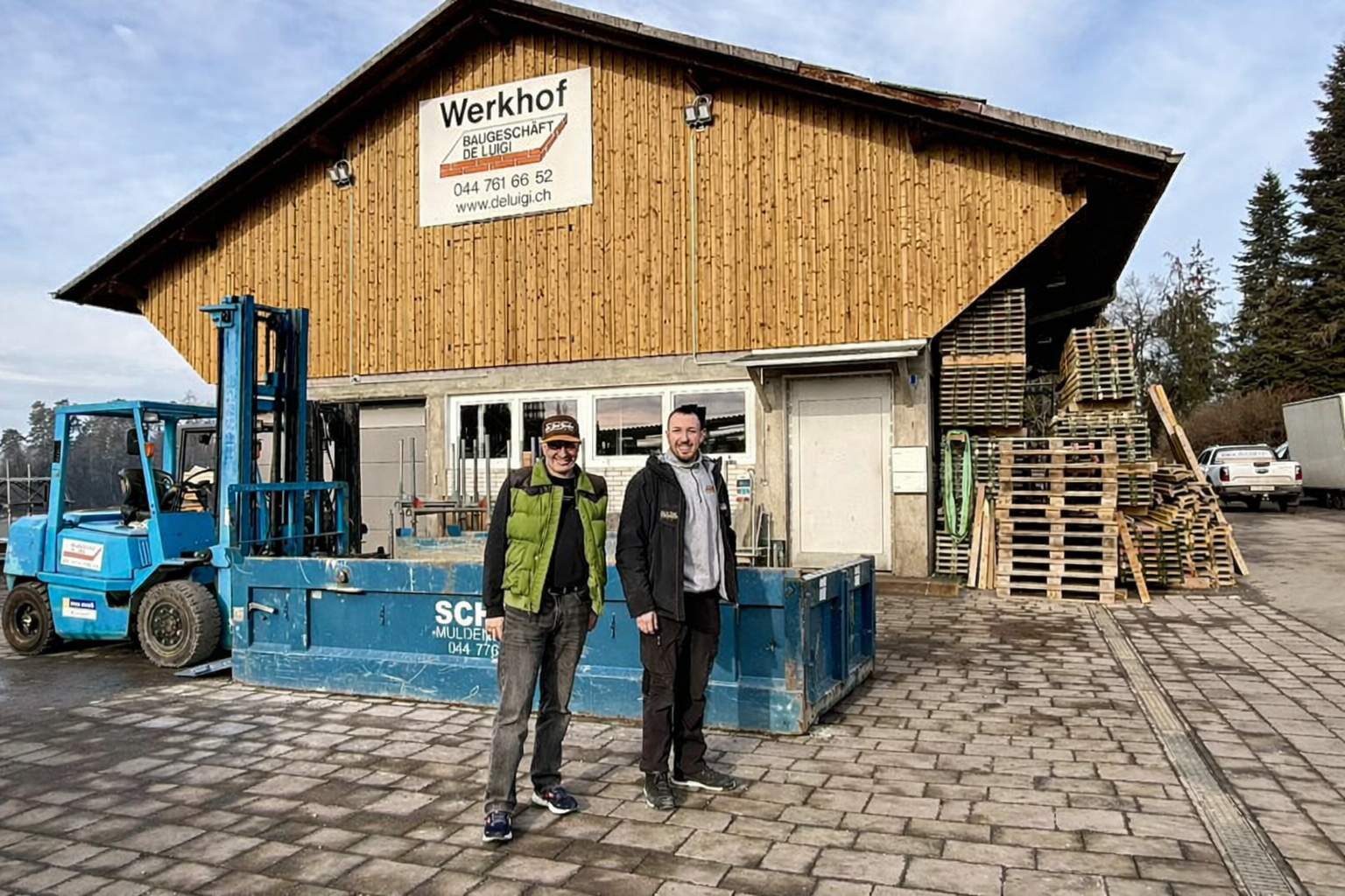 Flavio und Mario De Luigi vor dem neuen Werkhof in Mettmenstetten