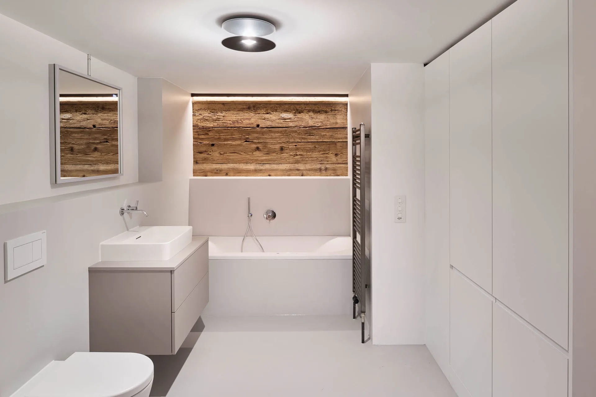 Husertal – Badezimmer mit Badewanne und Altholzakzent-Wand