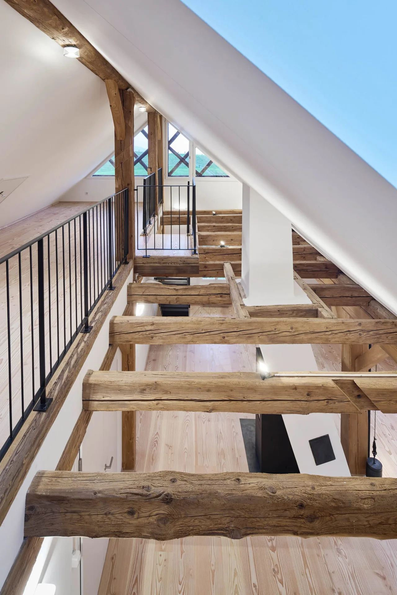 Husertal – Blick nach oben in den Giebel mit freigelegtem Riegelwerk