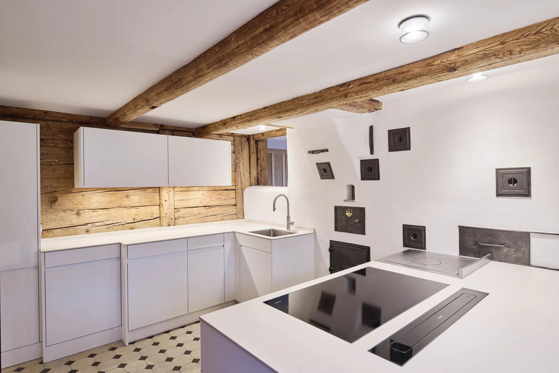 Husertal – Küchenzeile breit, Altholz-Rückwand und historischer Herd