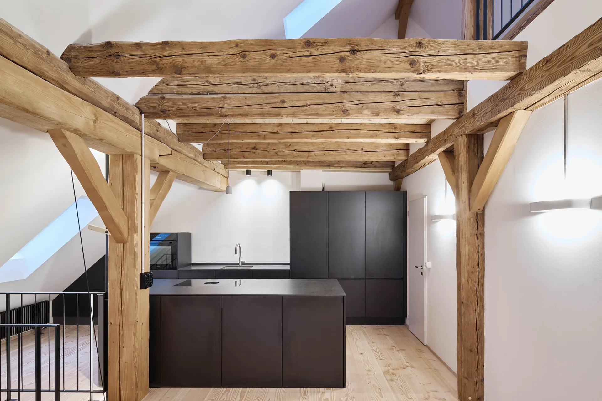 Husertal – Obergeschoss Küche mit schwarzen Einbauschränken