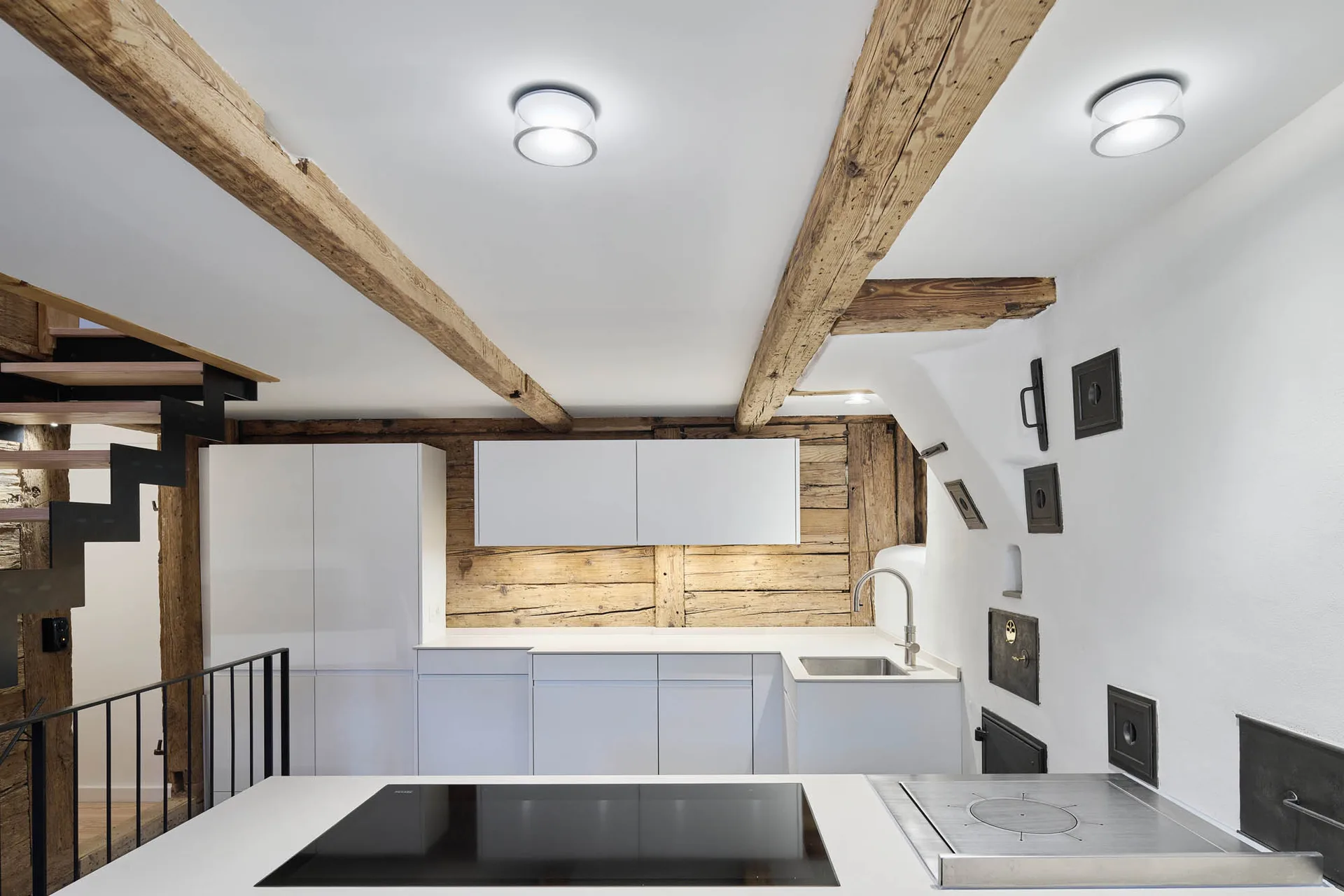Husertal – Küche von oben, freiliegende Altholzbalken