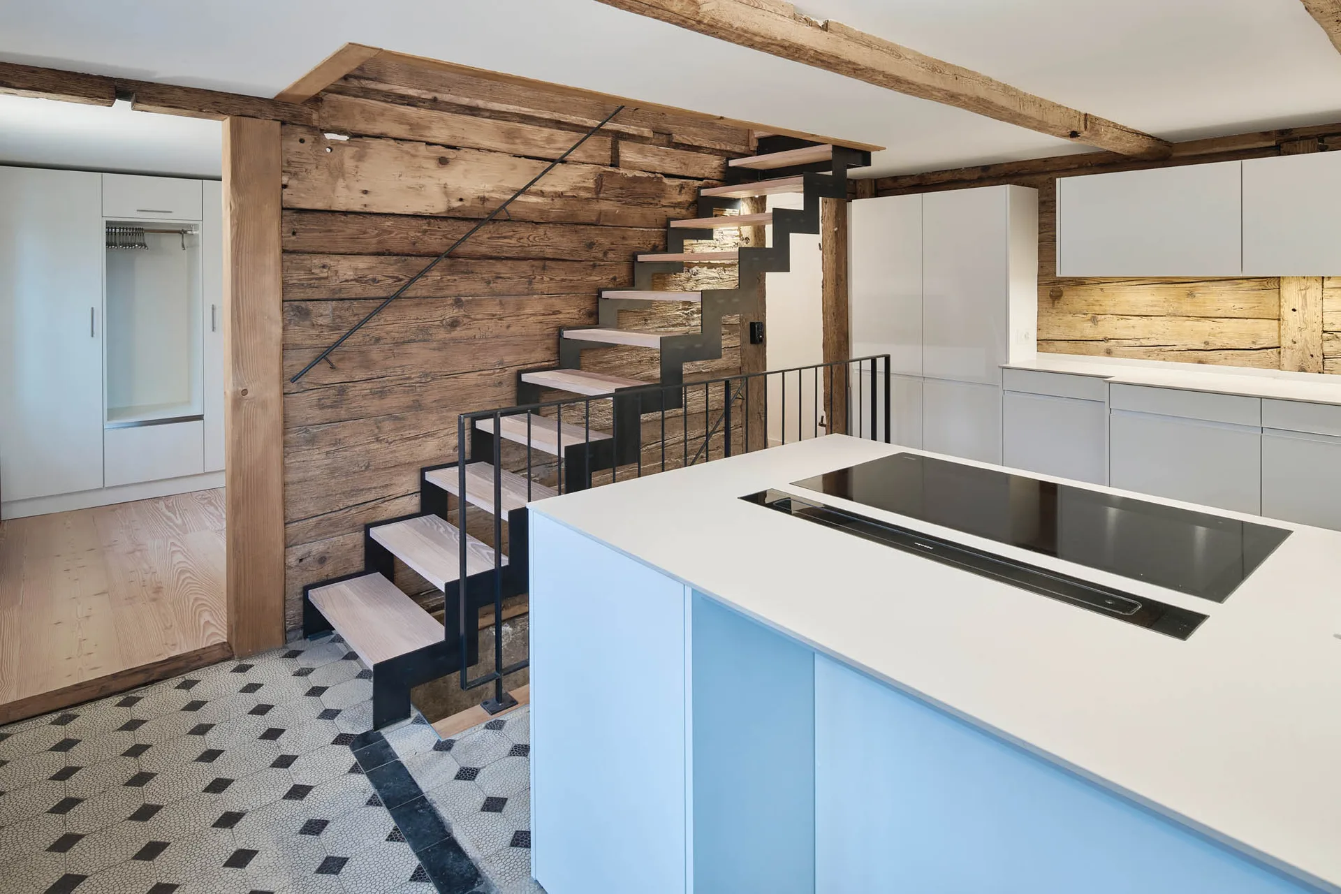 Husertal – Neue Küche mit Stahltreppe und Altholzwand