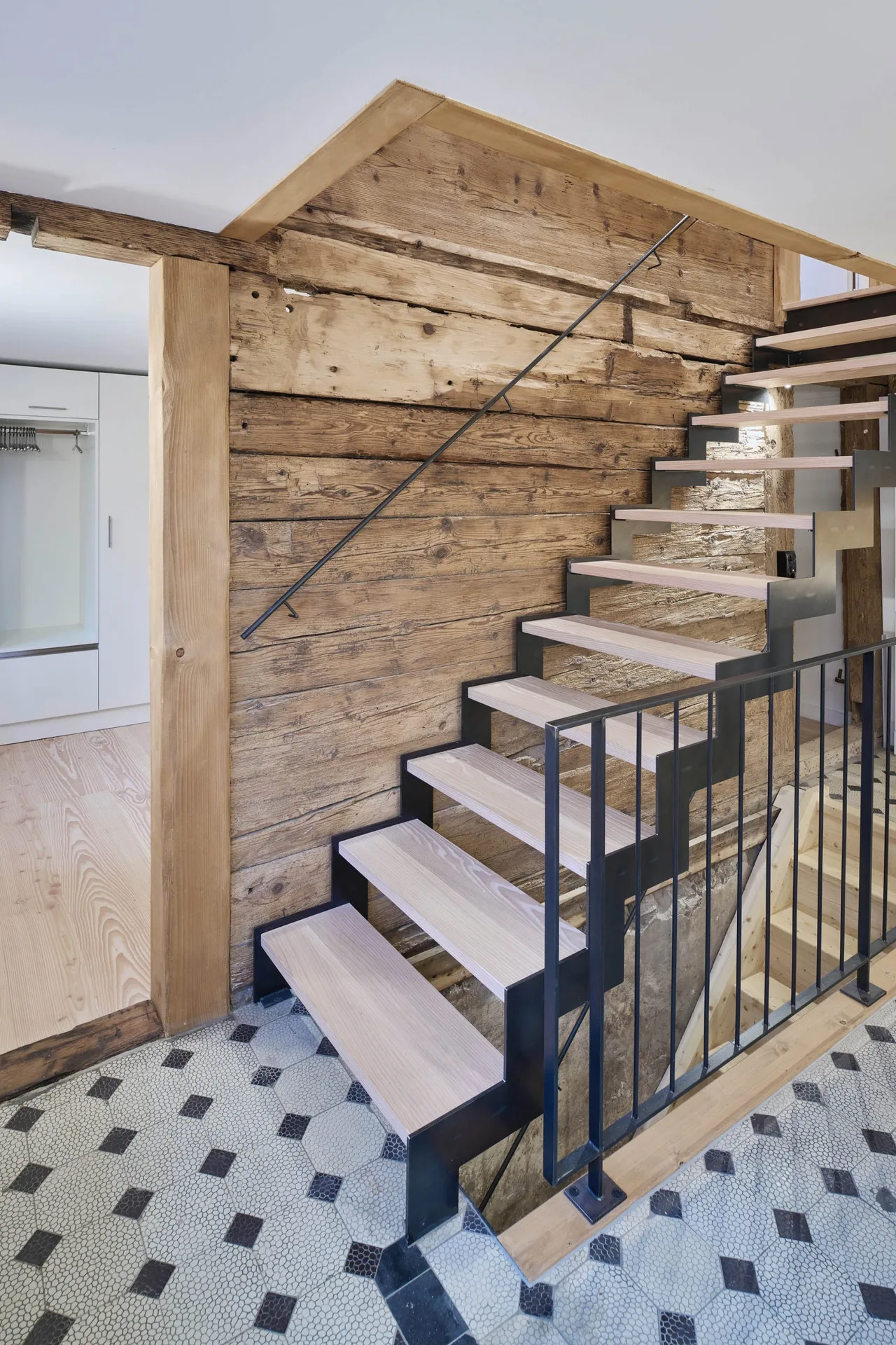 Husertal – Treppendetail Stahlwange und Holzstufen vor Bohlenwand