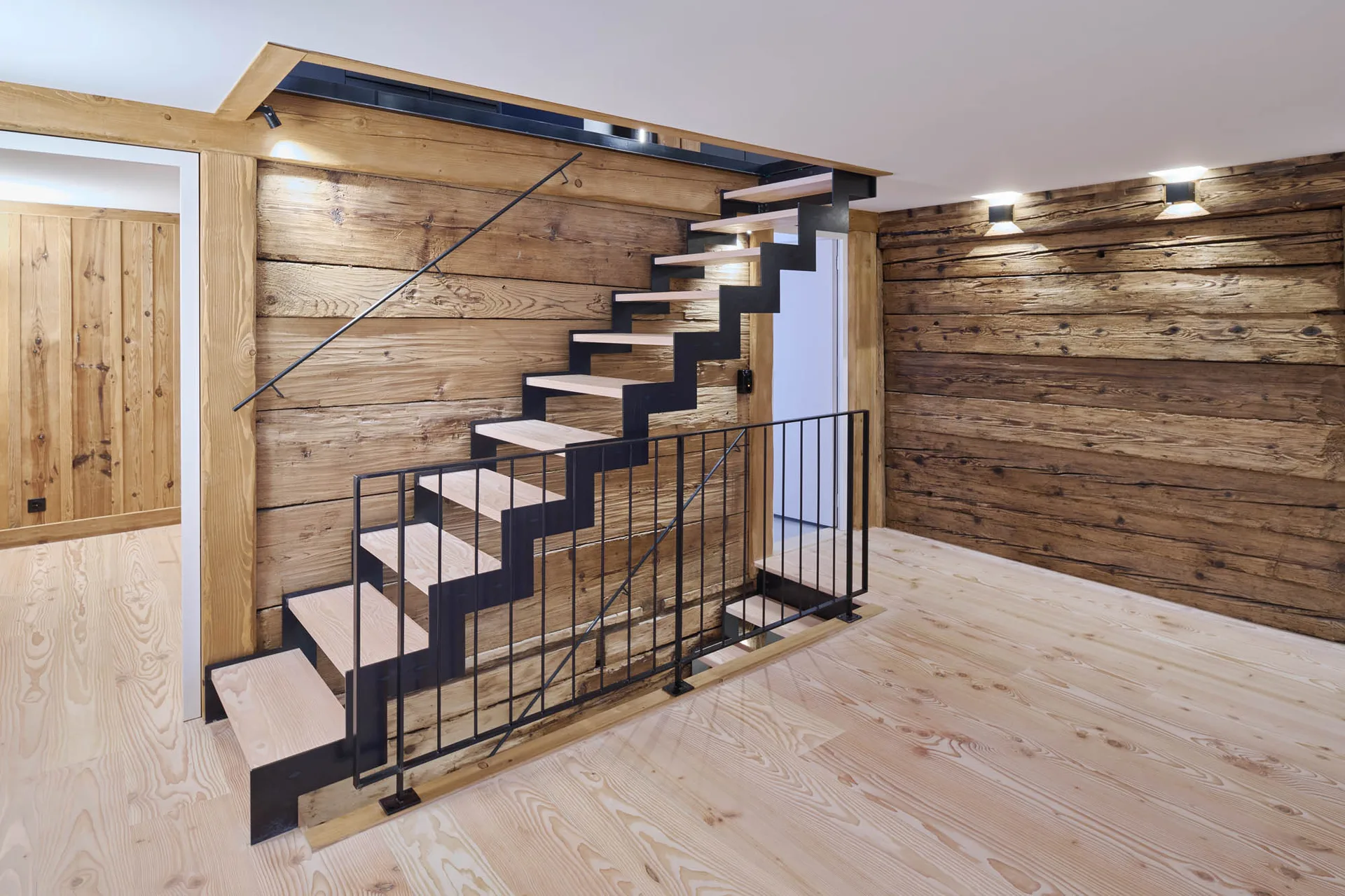 Husertal – Treppenhaus mit rundum Bohlenwand und Stahlgeländer