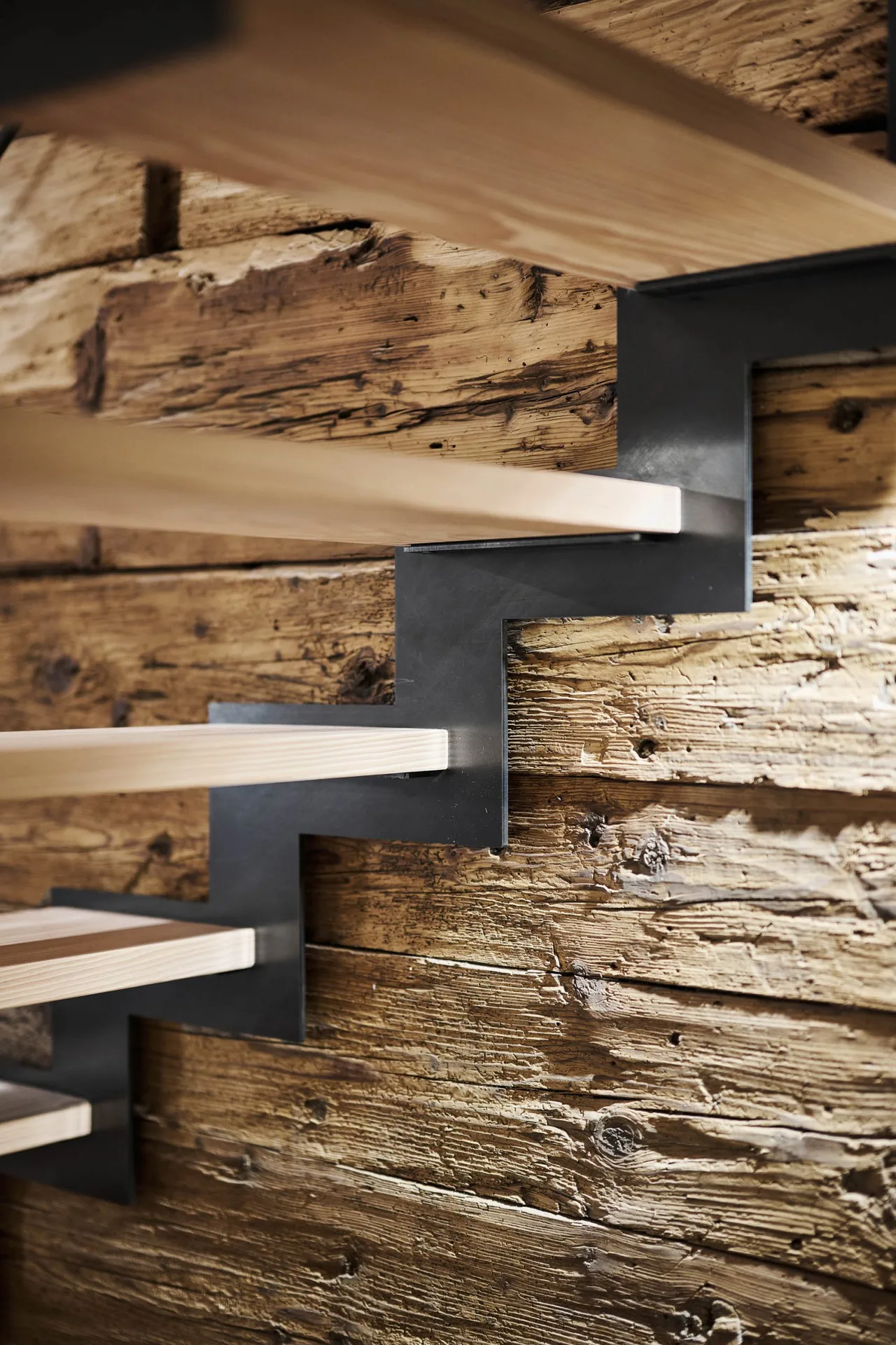 Husertal – Nahaufnahme Treppe: Stahl und Weissholzstufen