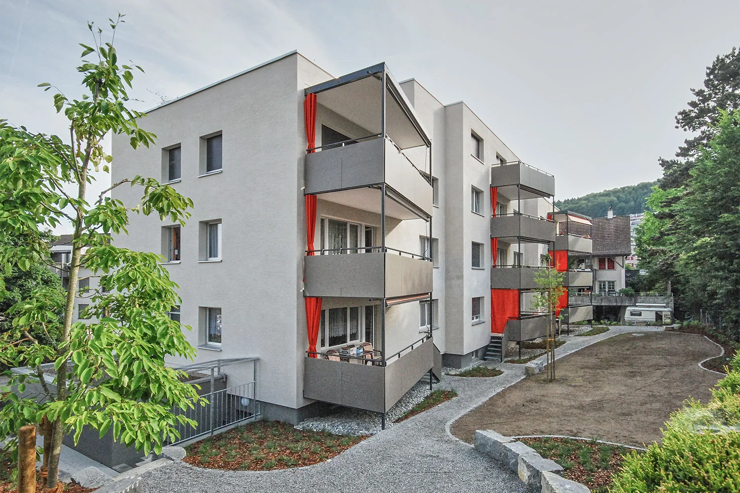 MFH Kirchfeldstrasse Affoltern – Sanierte Fassade mit Balkonen