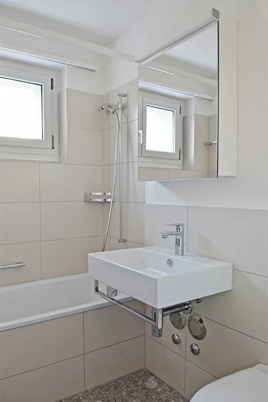 MFH Kirchfeldstrasse – Erneuertes Badezimmer mit Wanne und neuem Lavabo