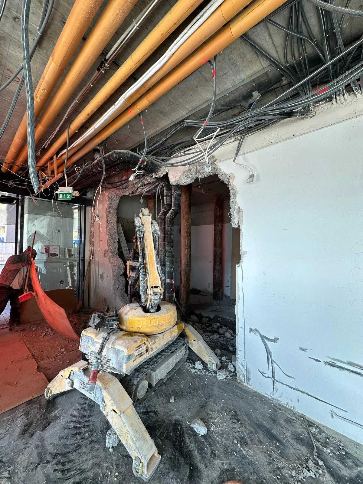 Rückbau Erdgeschoss – Bagger durchbricht Mauerdurchgang