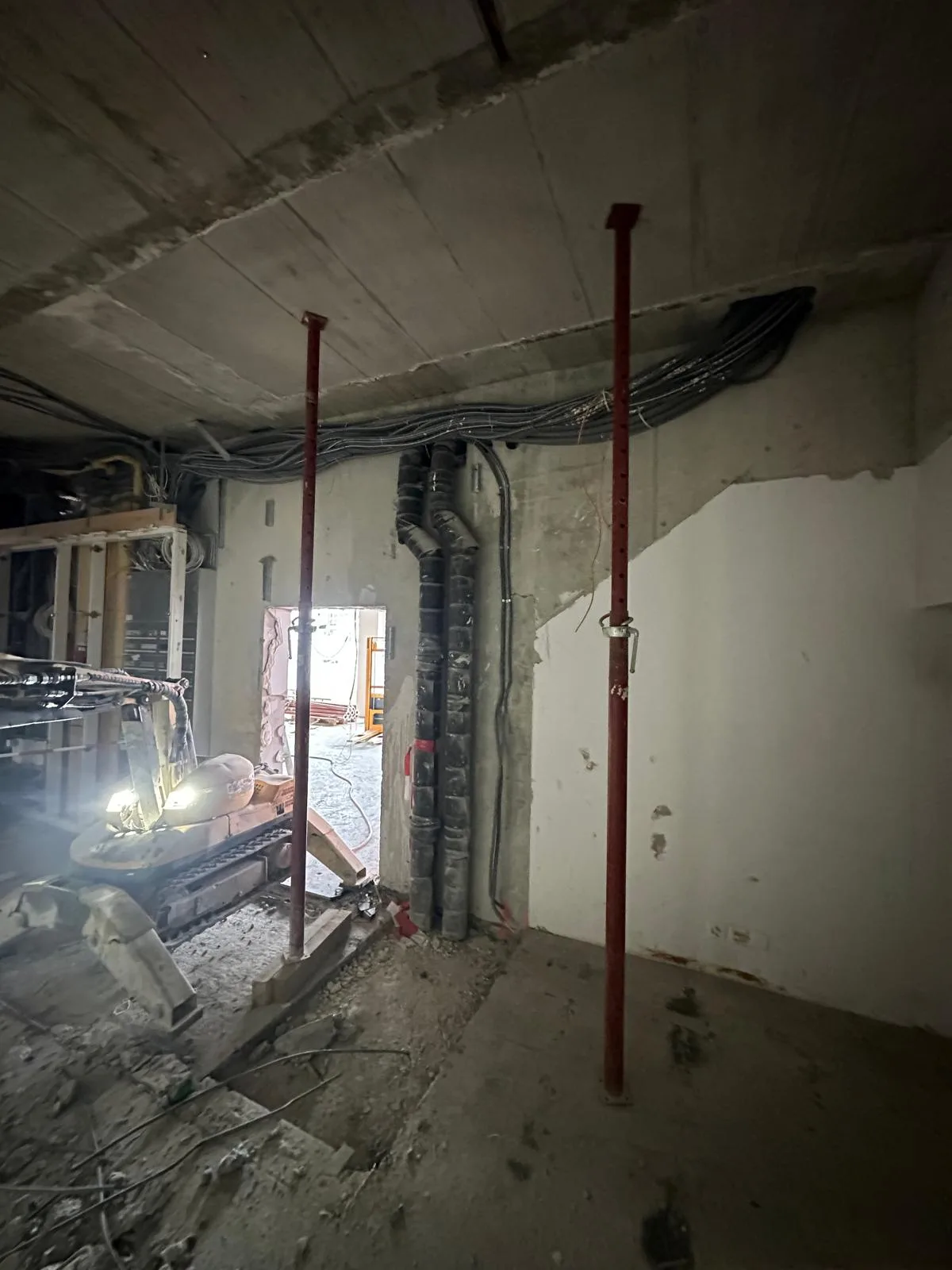 Kellergeschoss – Abstützung und freigelegte Leitungen