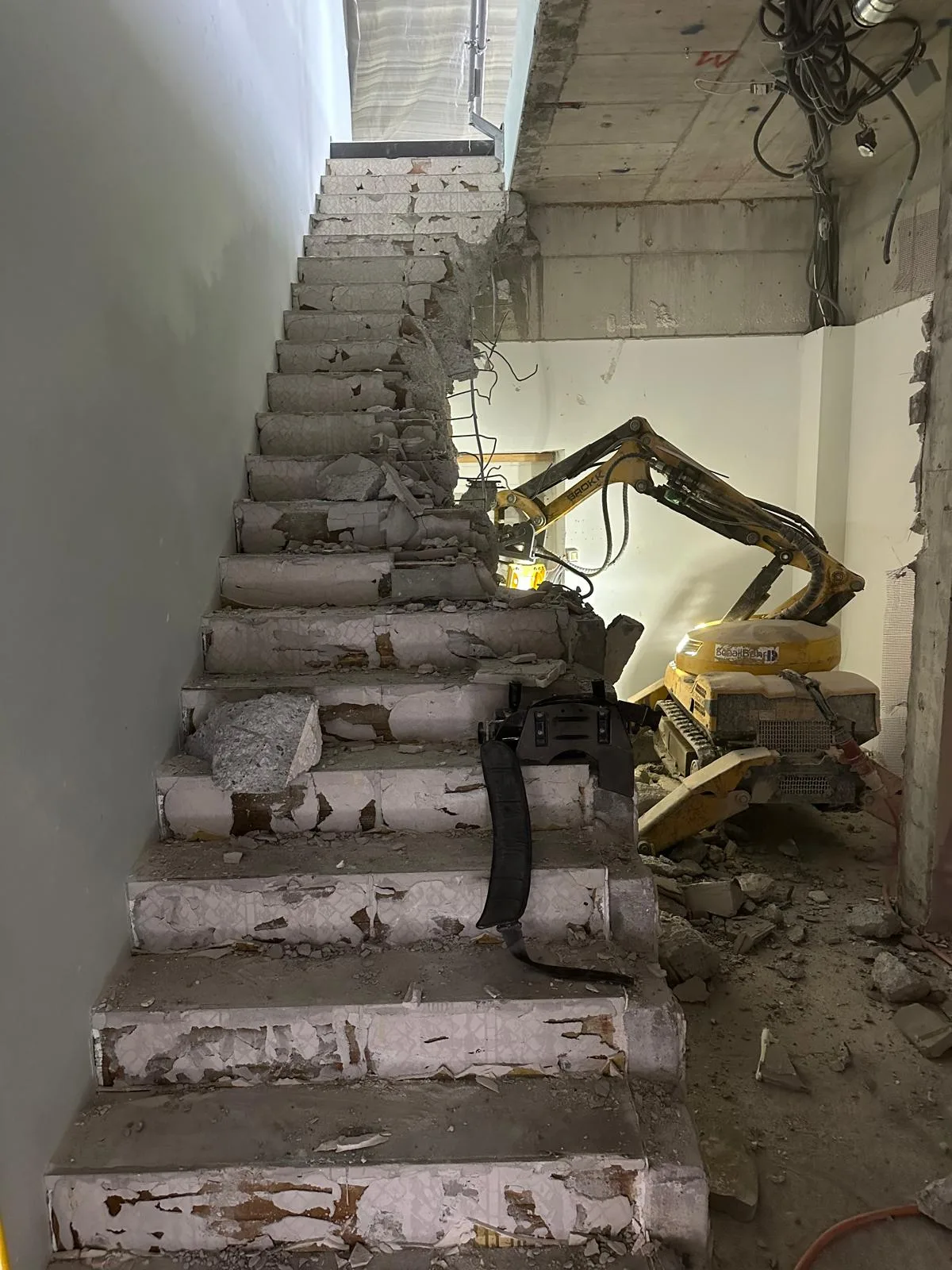 Treppenabbruch – Nahaufnahme Betontreppe im Rückbau