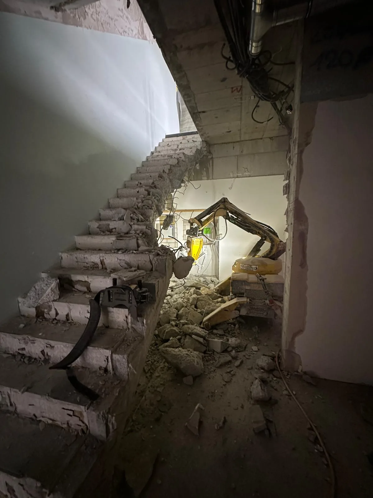 Treppenrückbau – Minibagger auf alter Betontreppe