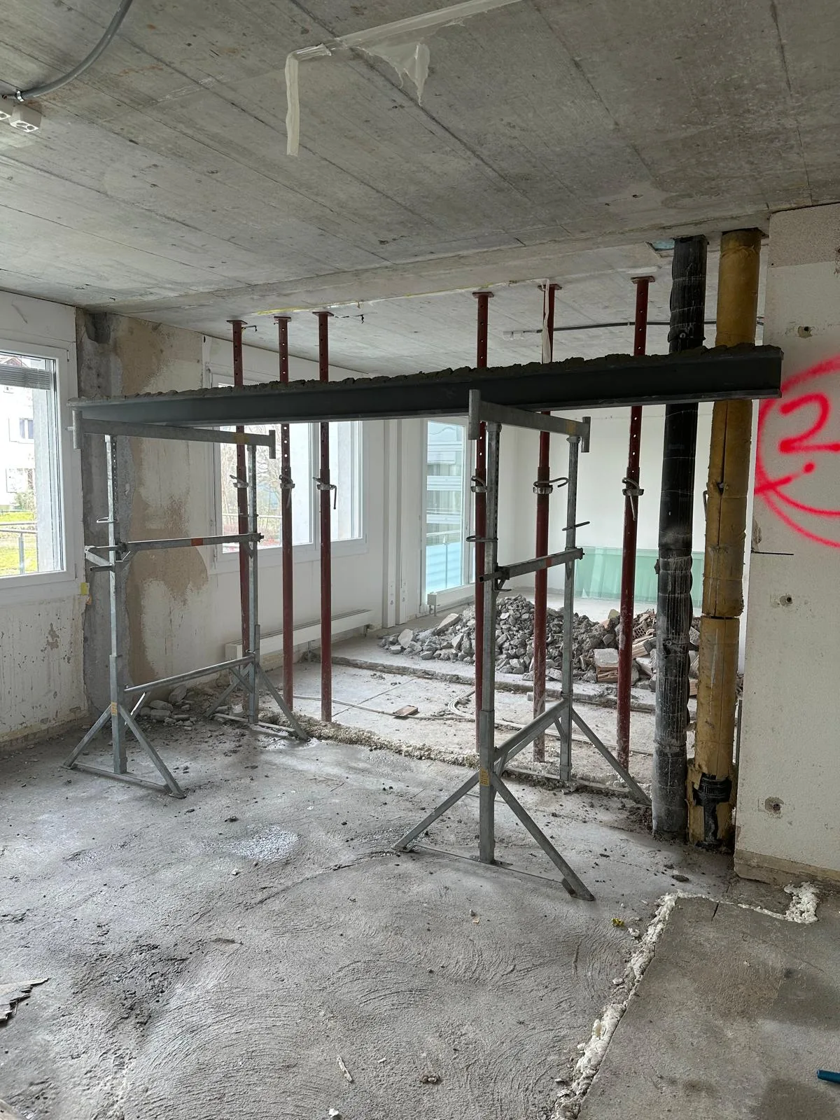 Stahlabstützung Decke – Spriessung bei laufendem Umbau