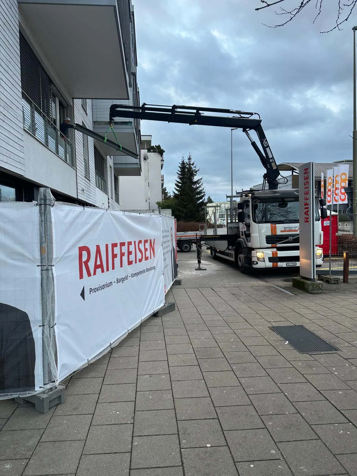 Raiffeisenbank Affoltern – Aussenansicht Baustelle mit Kranwagen