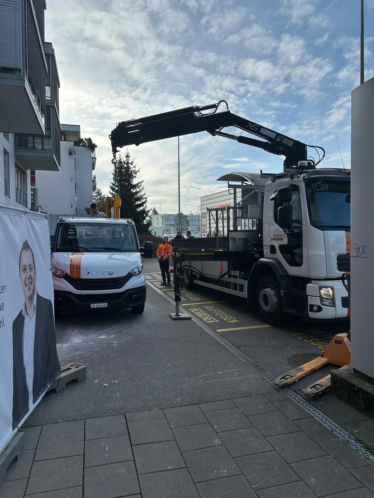 Raiffeisenbank – Baufahrzeuge und De Luigi Lieferwagen vor Ort