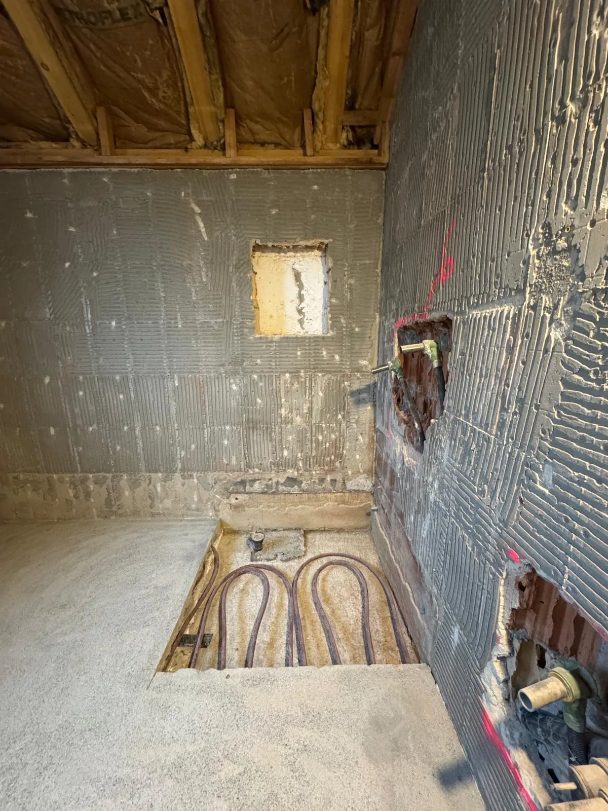 Badezimmer Detail – Bodenheizungsschlaufen und Wandanschluss