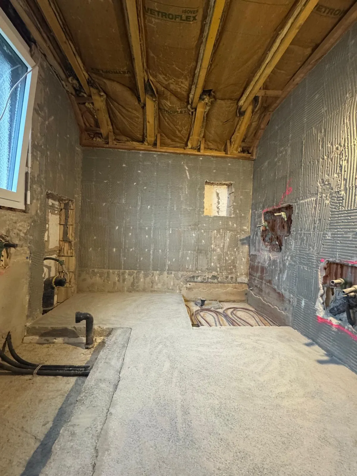 Badezimmer Rohbau – Isolation und Bodenheizung verlegt