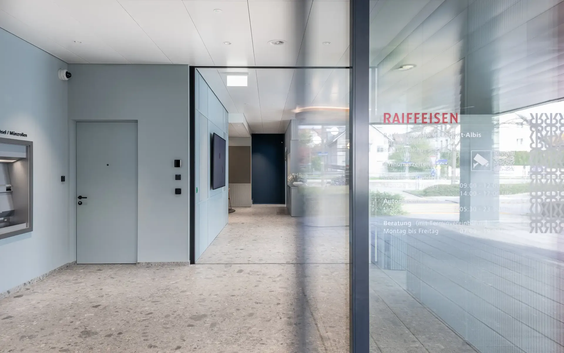 Raiffeisenbank Affoltern – Fertige Kundenhalle mit Beratungsräumen
