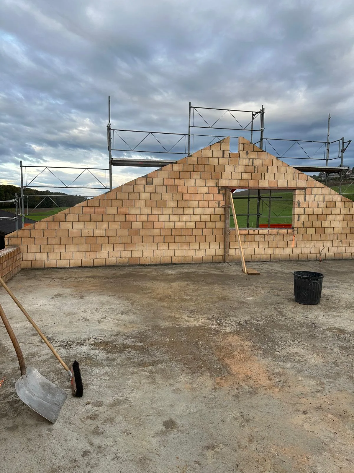 Aufmauerung neue Giebelwand – Backsteinmauerwerk mit Gerüst